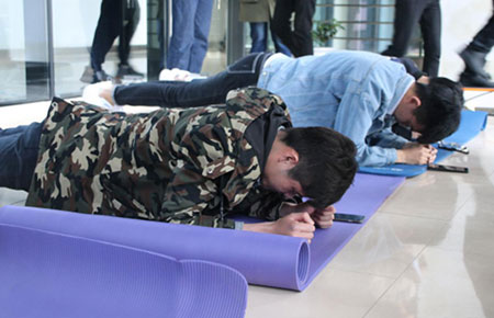 激戰正酣！聯測員工約戰“平板支撐”